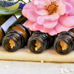 Blumen im Hintergrund, im Vordergrund Homöopathische Globuli